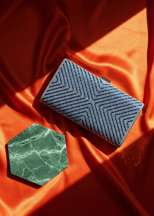 Clutch Sapphire Shine cu cristale albastre și model geometric pe fundal de mătase portocalie