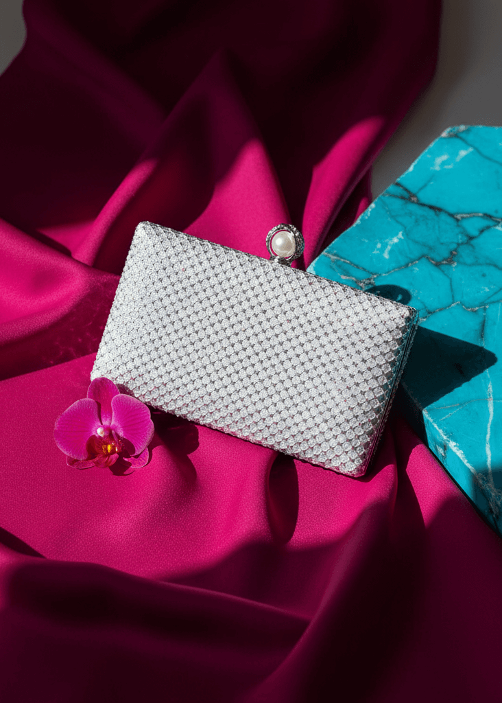 Clutch Crystal Pearl argintiu cu cristale și închidere perlă pe fundal fucsia, clutch de seară elegant pentru evenimente speciale
