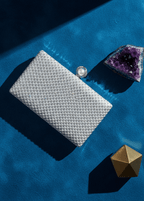 Clutch Crystal Pearl argintiu cu cristale și închidere perlă, clutch elegant de seară pe fundal albastru, lângă geodă mov