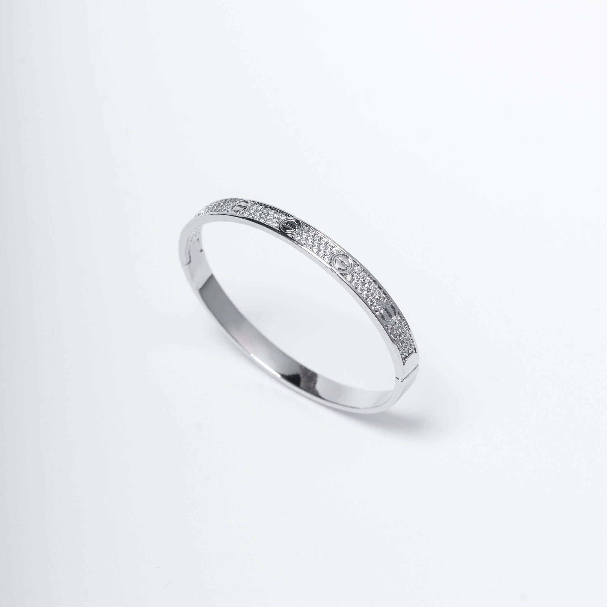 Bratara unisex argintie cu cristale si detalii tip surub, design modern si elegant, perfecta pentru tinute classy si casual.
