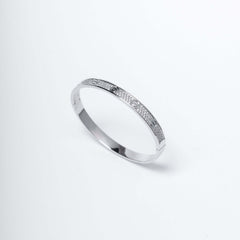 Bratara unisex argintie cu cristale si detalii tip surub, design modern si elegant, perfecta pentru tinute classy si casual.