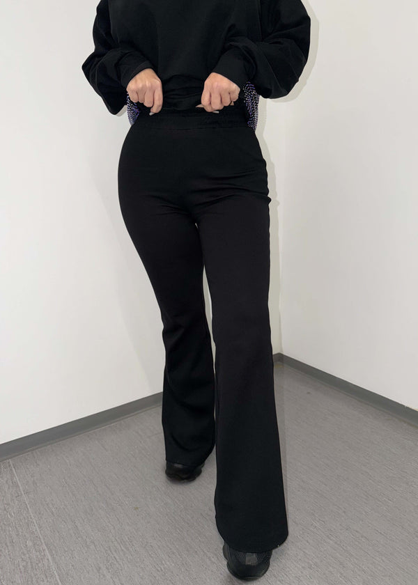 pantaloni tip trening SIA Flare evazați, eleganți și confortabili, cu talie înaltă, ideali pentru un look modern și rafinat