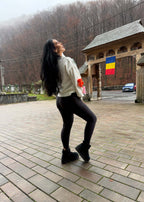 Femeie purtând Colanti modelatori lycra premium FANCY SIA, ținută casual neagră, în aer liber, lângă foișor tradițional românesc