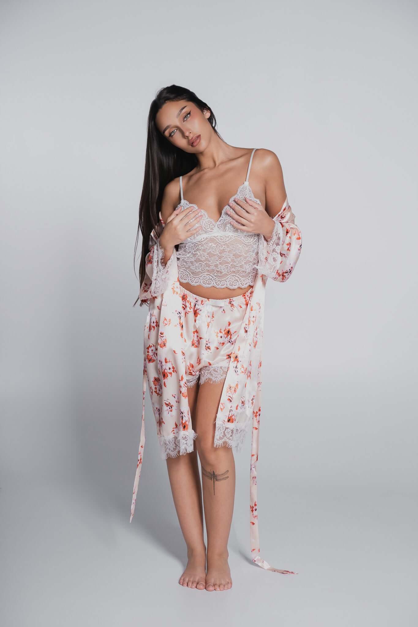 Set pijama 3 piese cu dantela și satin, compus din top, pantaloni scurți și halat floral, de la SIA Homewear.