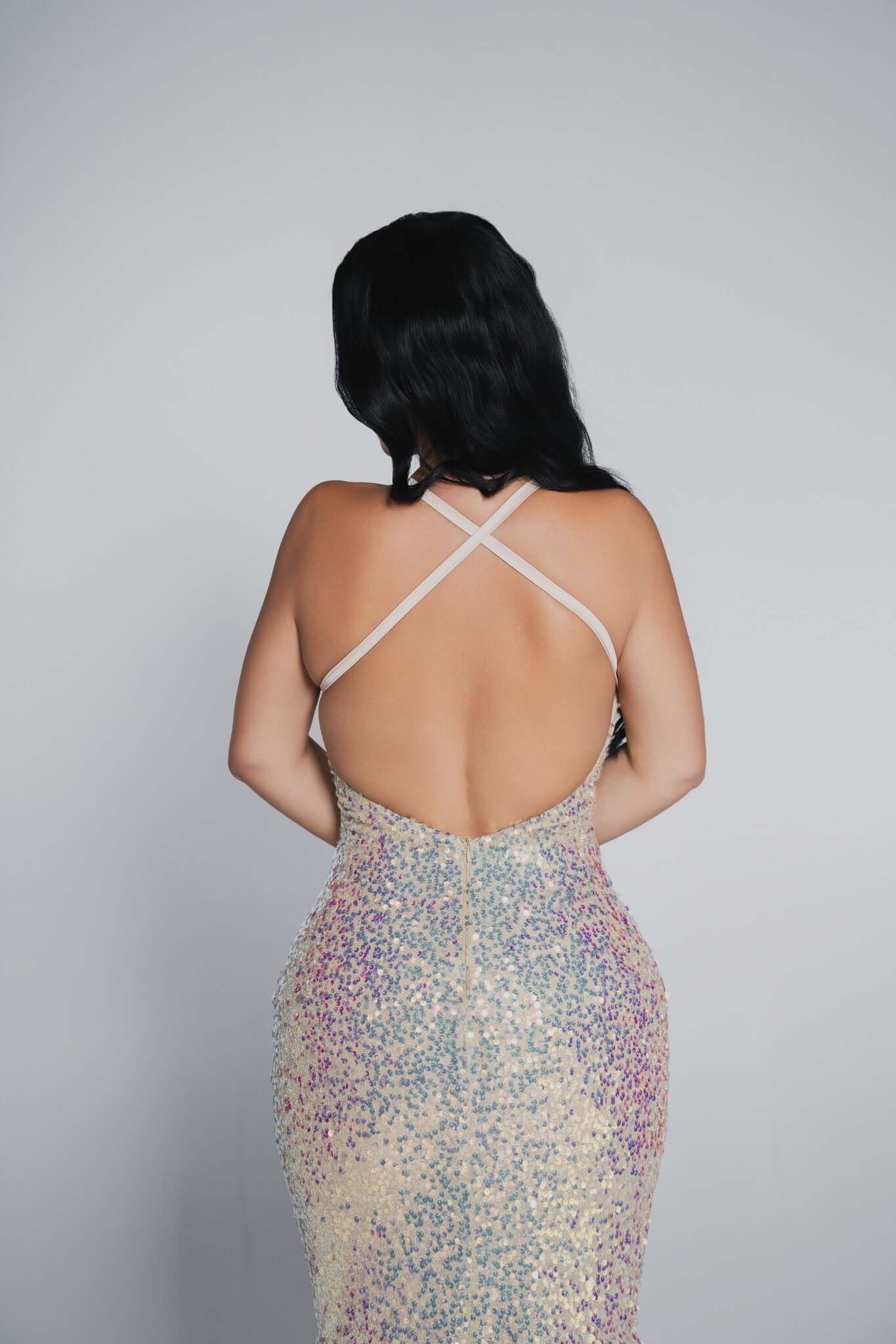 Rochie Bling Siren cu spate gol și paiete multicolore, potrivită pentru evenimente elegante și petreceri strălucitoare.