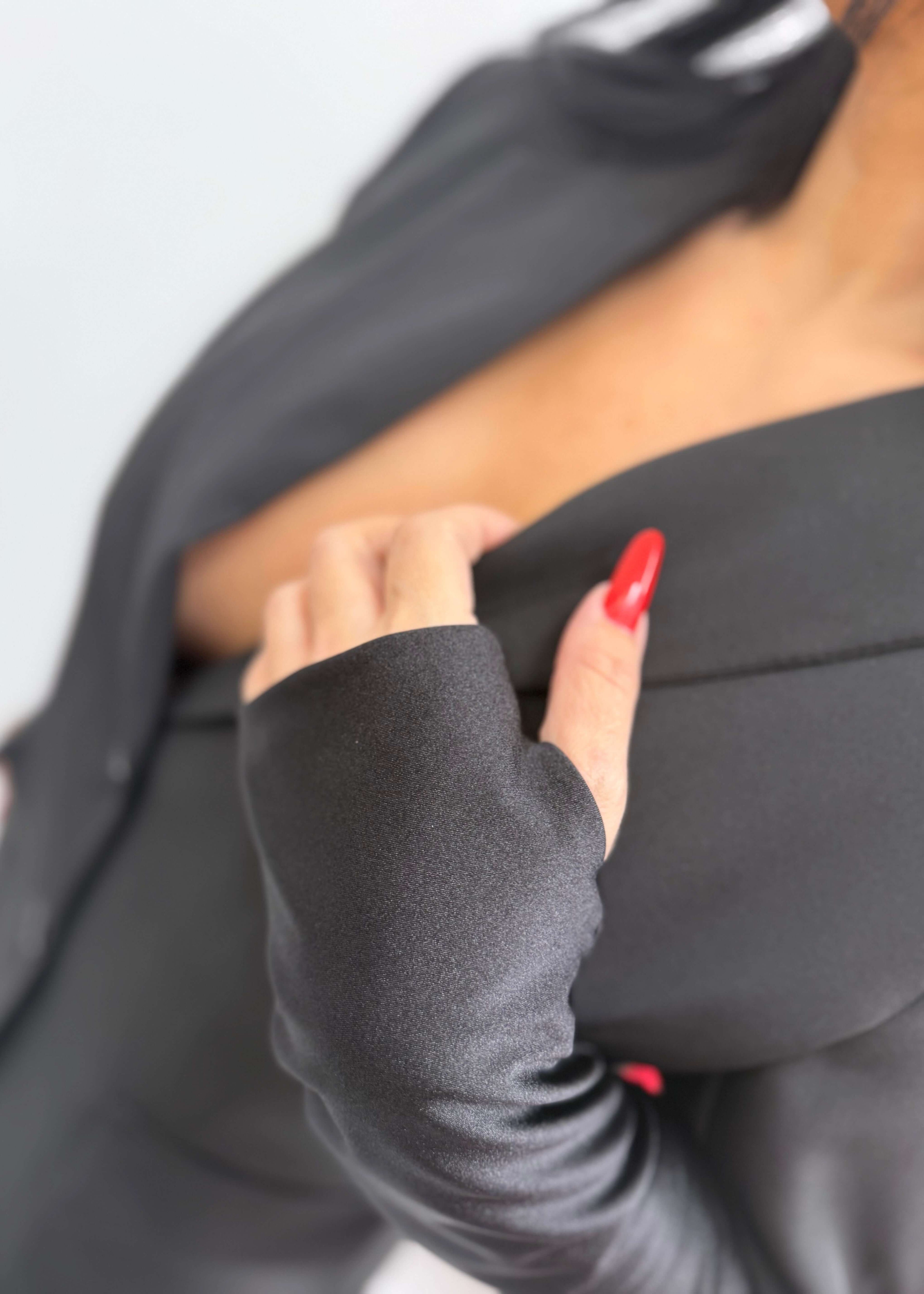 Compleu fundite minimal ICONIC COUTURE, detaliu sacou negru elegant prins cu mana cu manichiura rosie