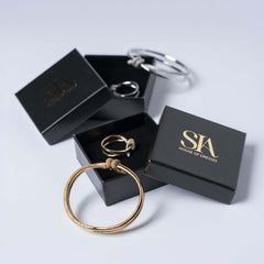 Set bratara si inel cu nod si cristale, in cutii elegante SIA, disponibil in variante gold si argintiu.