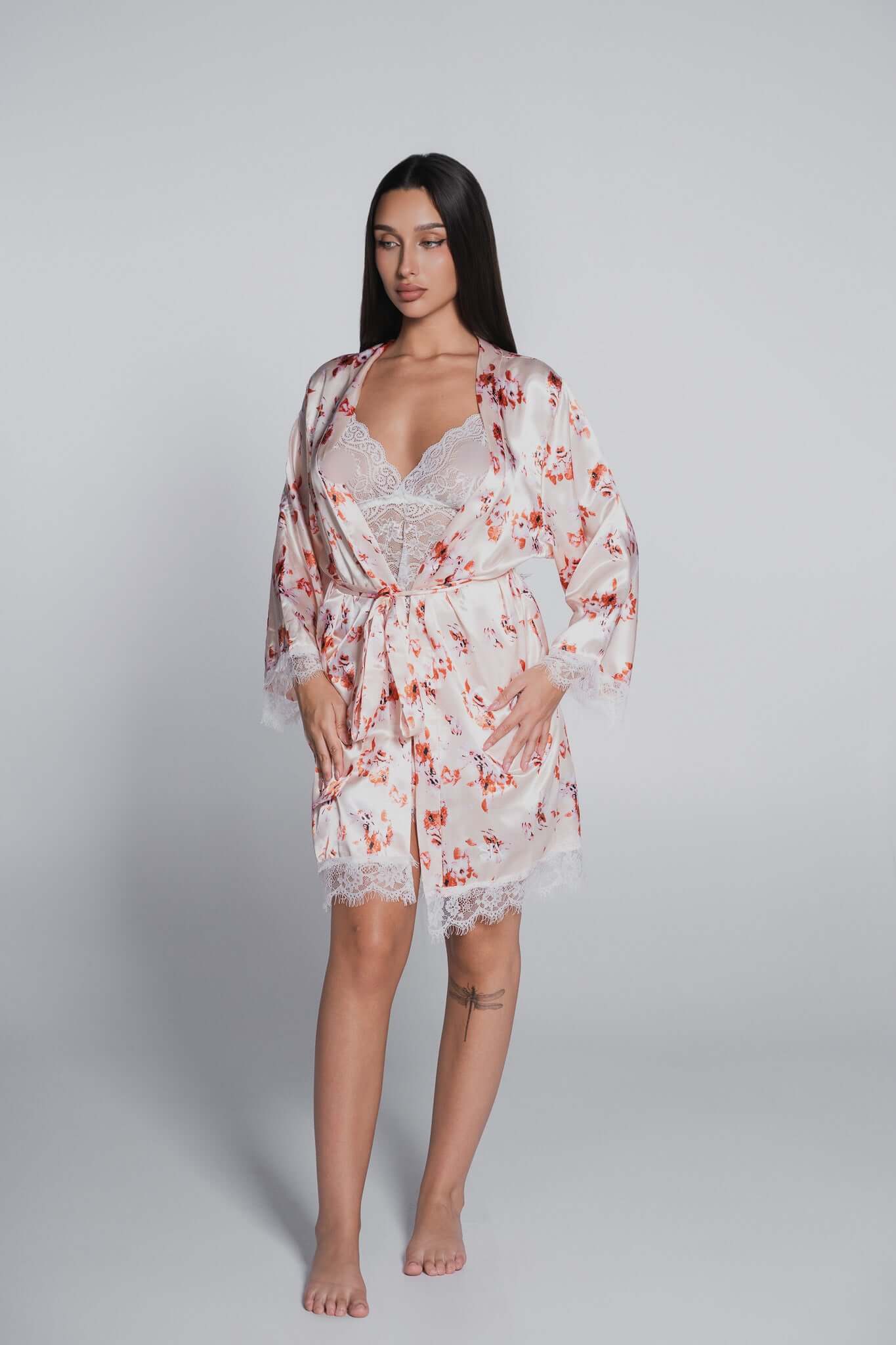 Set pijama elegant cu top, pantaloni scurți și halat din satin și dantelă de la SIA Homewear, pentru o feminitate absolută.