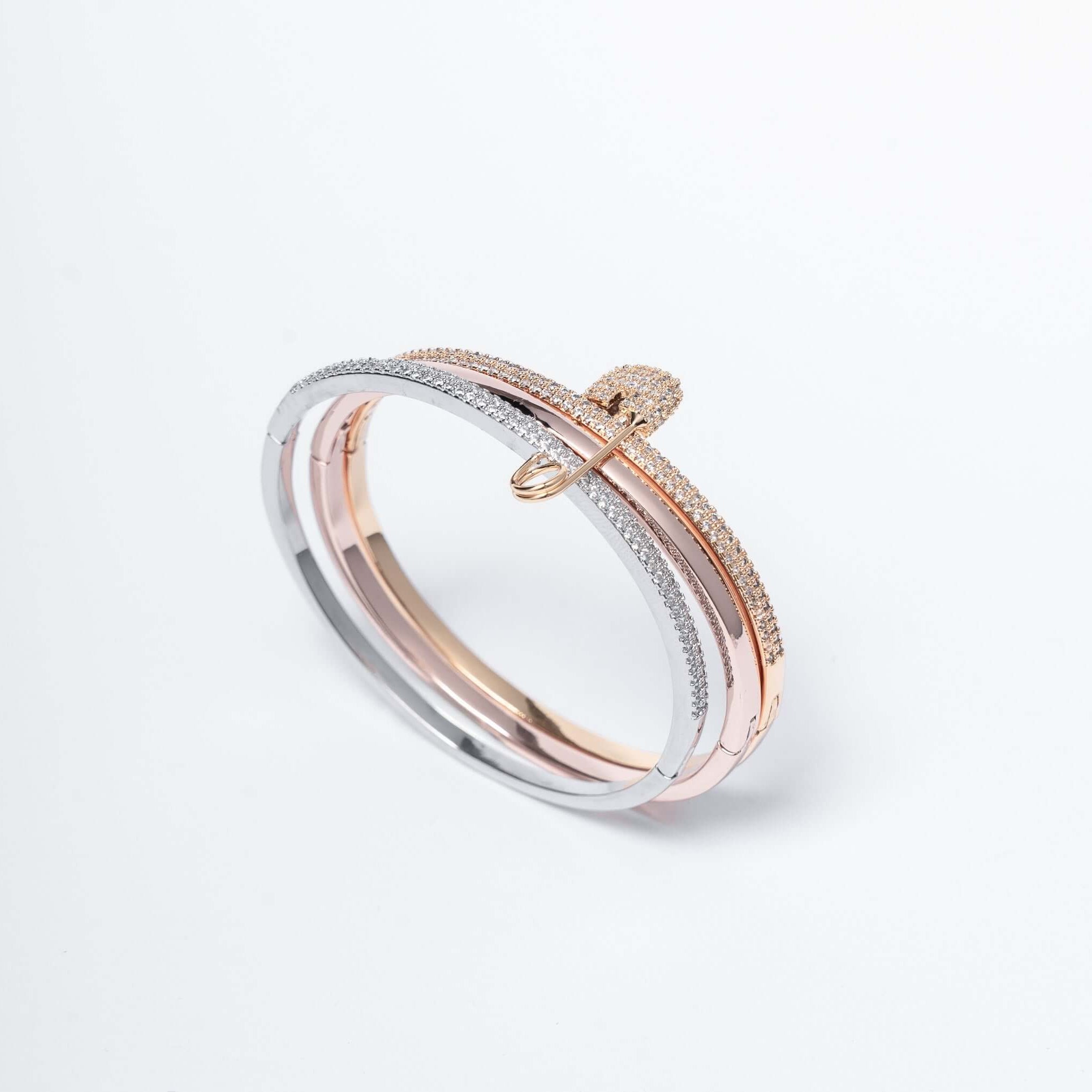 Set bratara si inel argintiu "Pin Me" cu ac de siguranta si microcristale stralucitoare, design modern si extravagant.