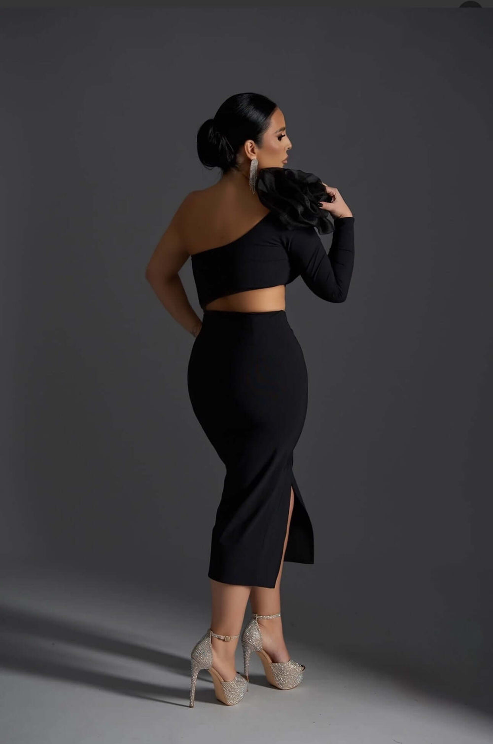 Rochie Midi Obsidian Flame by Sia House - Umăr Asimetric și Floare 3D Sia House pentru femei elegante