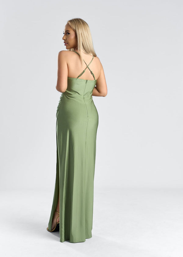 Rochie satinată cu drapaj și crăpătură laterală, model SIA SYLARA, culoare verde, văzută din spate.