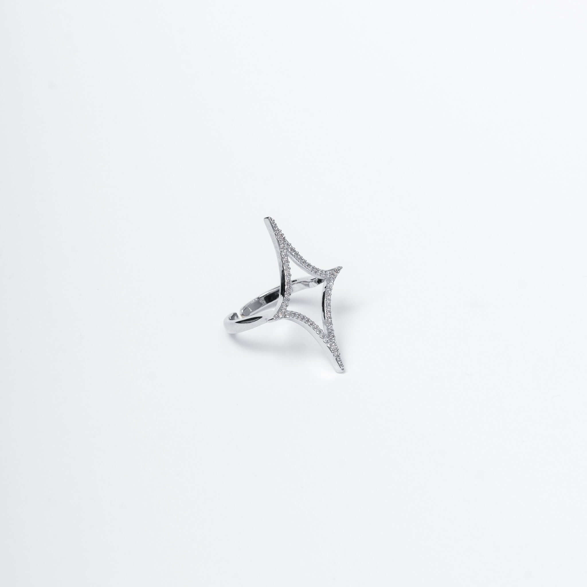 Inel stea dubla cu cristale stralucitoare, design modern si glam, disponibil in nuanta argintie, ideal pentru look-uri memorabile.