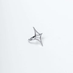 Inel stea dubla cu cristale stralucitoare, design modern si glam, disponibil in nuanta argintie, ideal pentru look-uri memorabile.