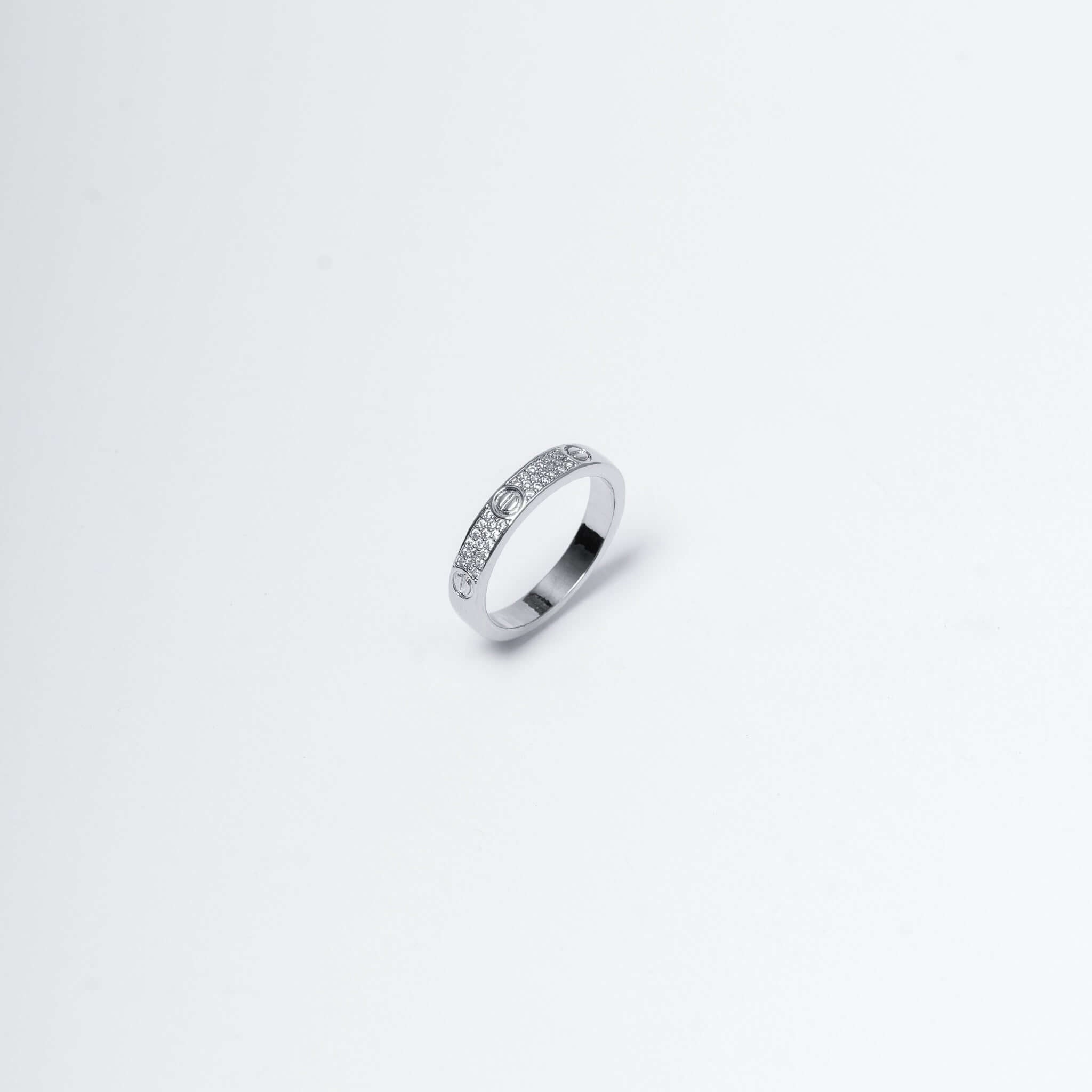 Inel unisex argintiu cu microcristale, design modern inspirat de loialitate, elegant si ideal pentru ținute casual sau classy.