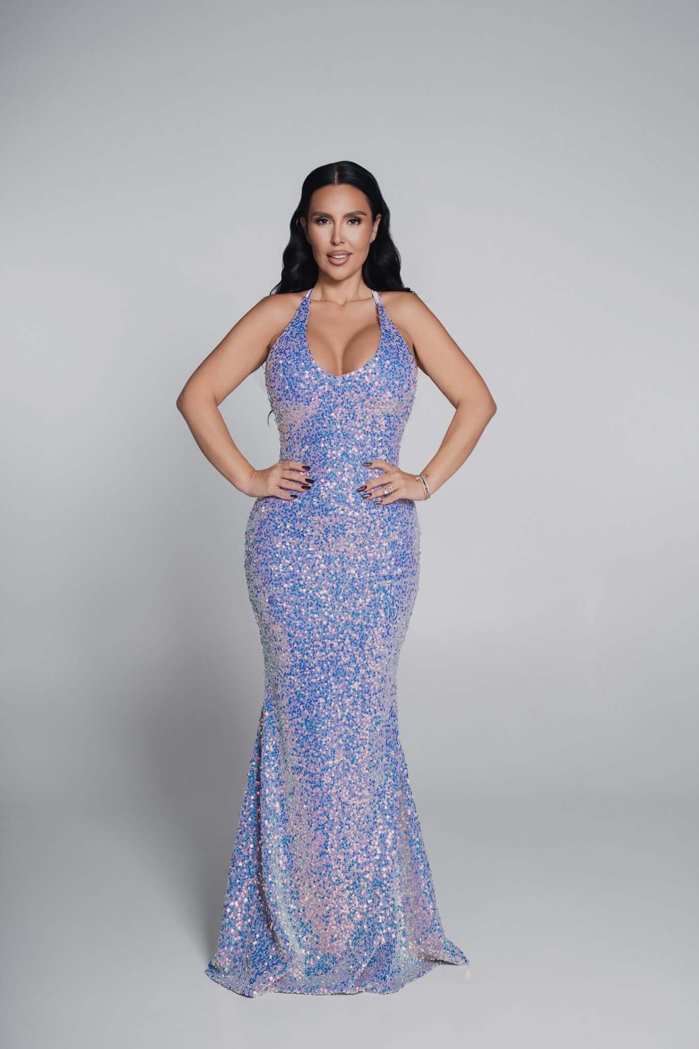 Rochie Bling Siren cu croială sirenă, paiete multicolore și decolteu adânc, ideală pentru evenimente speciale.
