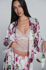 Set pijama 3 piese cu dantelă și satin, model floral – top, pantaloni scurți și halat elegant de la SIA Homewear