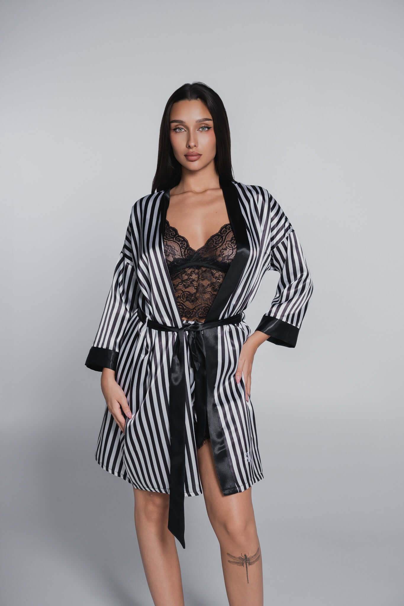 Halat cu dungi și dantelă neagră de la SIA Homewear, parte din setul de pijama 3 piese din satin.