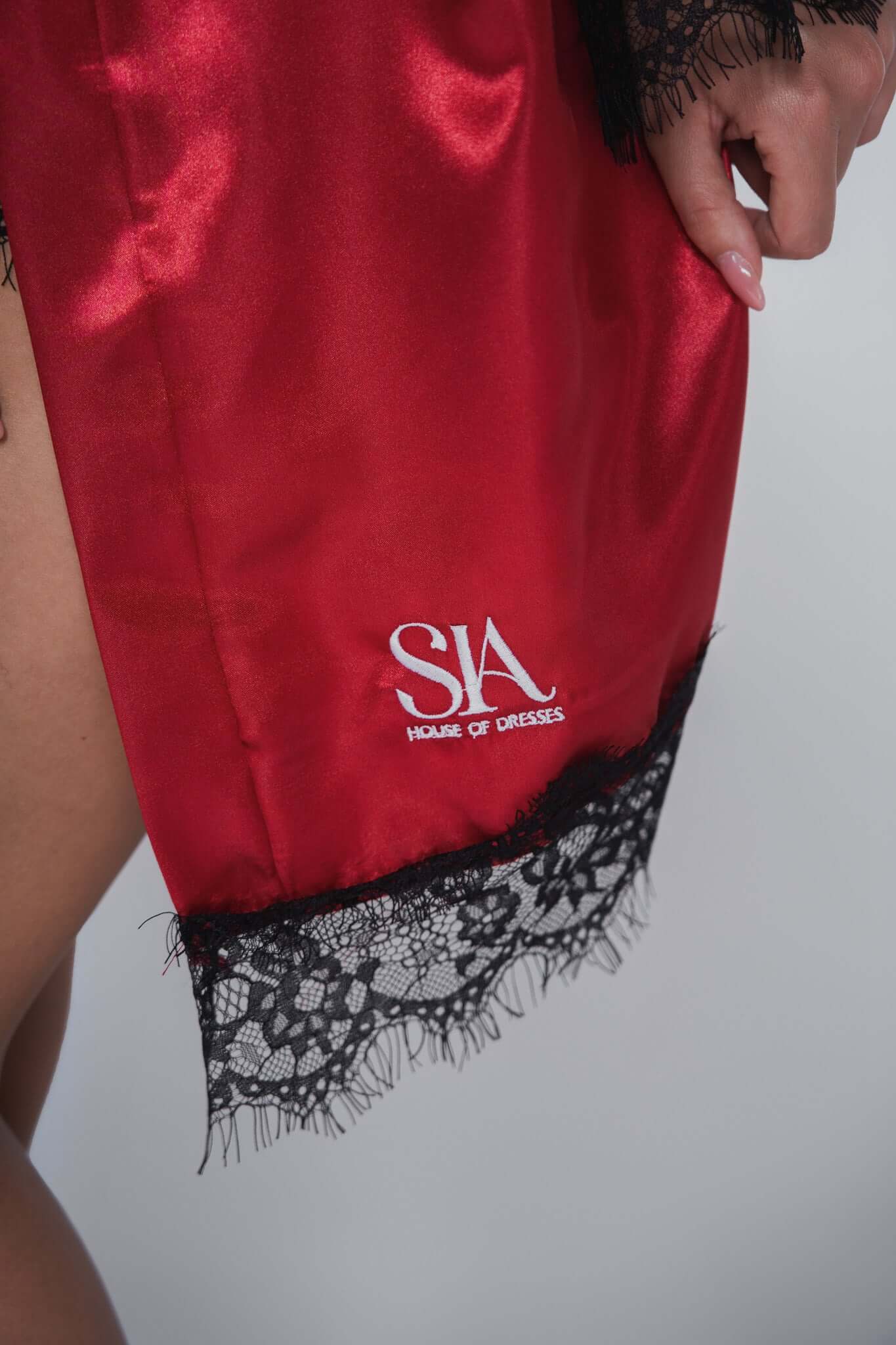 Halat din satin roșu cu dantelă neagră de la SIA Homewear, parte dintr-un set pijama elegant de 3 piese.