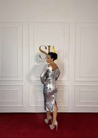 Rochie SIA Eclipse Desire midi elegantă cu paiete reversibile argintii, vedere spate, purtată pe covor roșu la SIA House