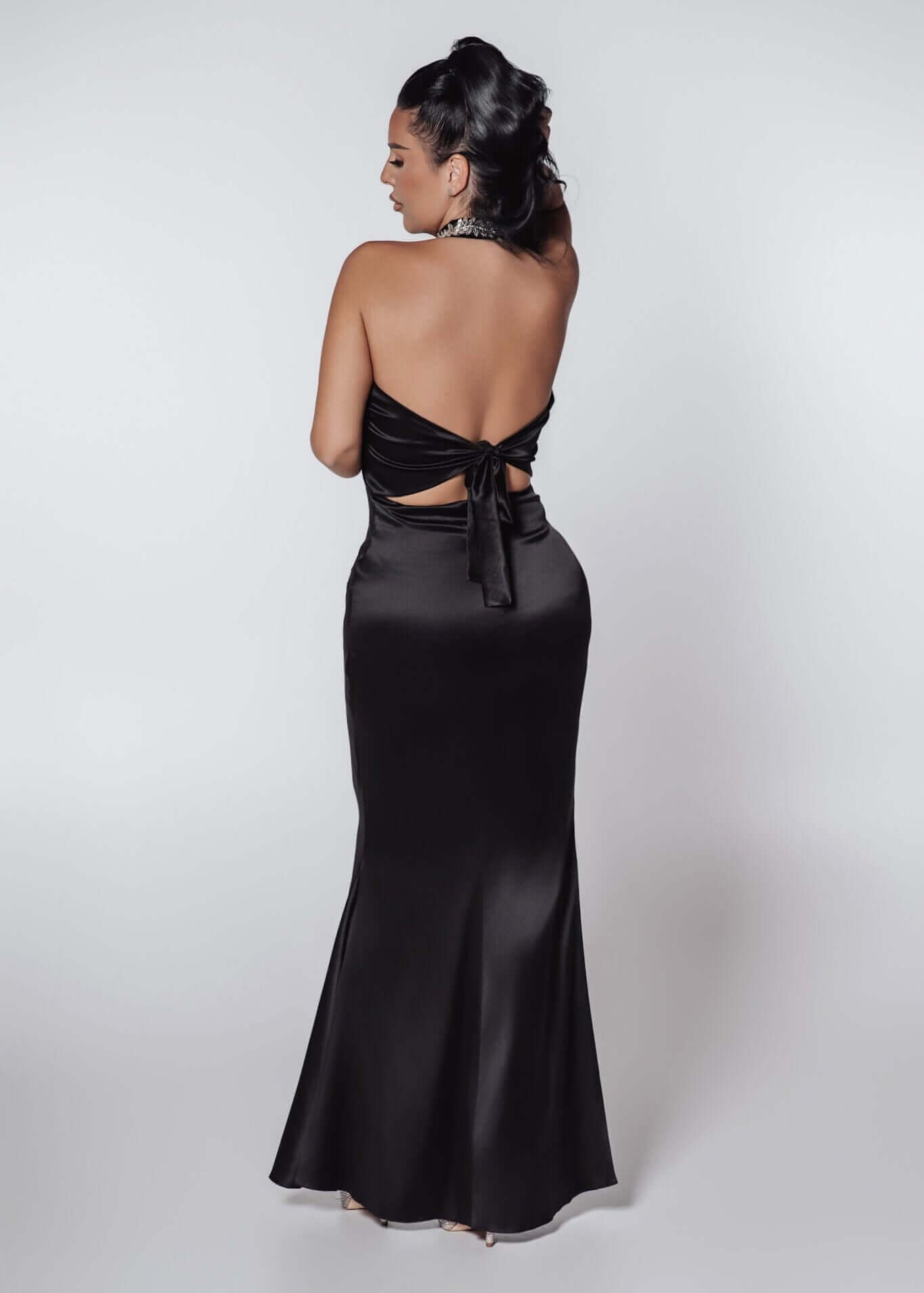 Rochie Bling Enchant din satin negru, spate gol cu bretele legate și guler tip bijuterie decorat cu cristale