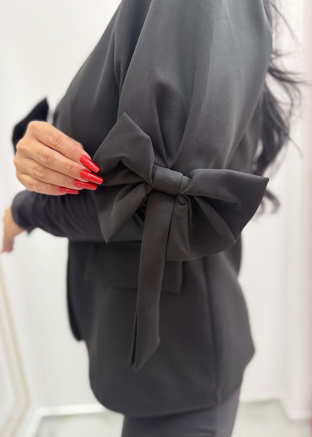 Compleu fundițe minimal ICONIC COUTURE, sacou negru cu fundă statement pe mânecă, detaliu couture elegant pentru femei