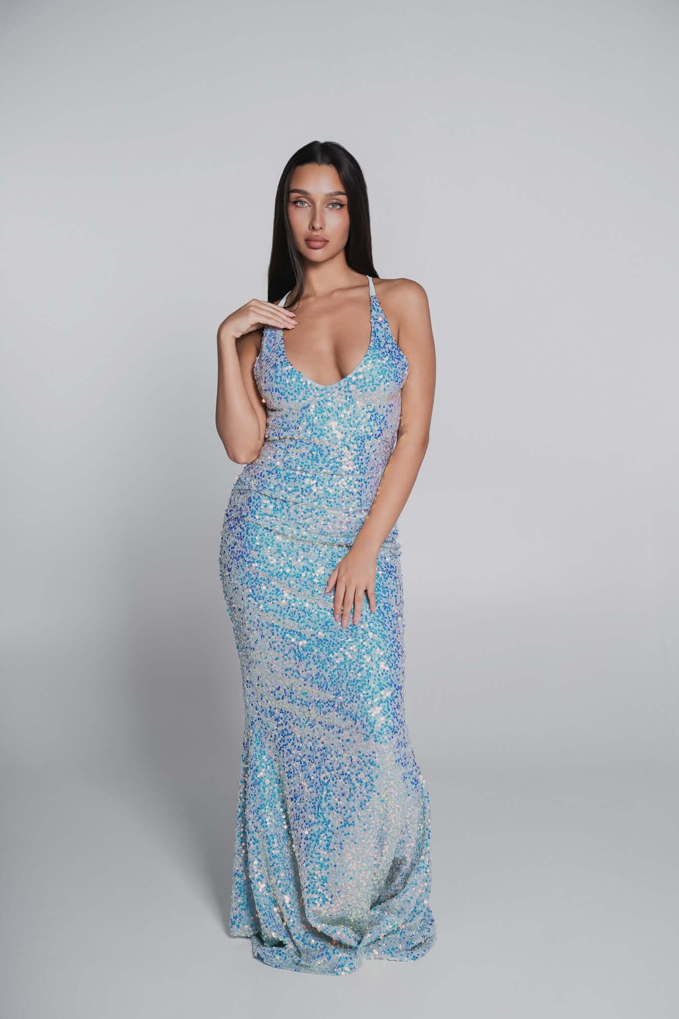 Rochie Bling Siren cu paiete multicolore, croială sirenă, decolteu adânc și spate gol, ideală pentru evenimente speciale.