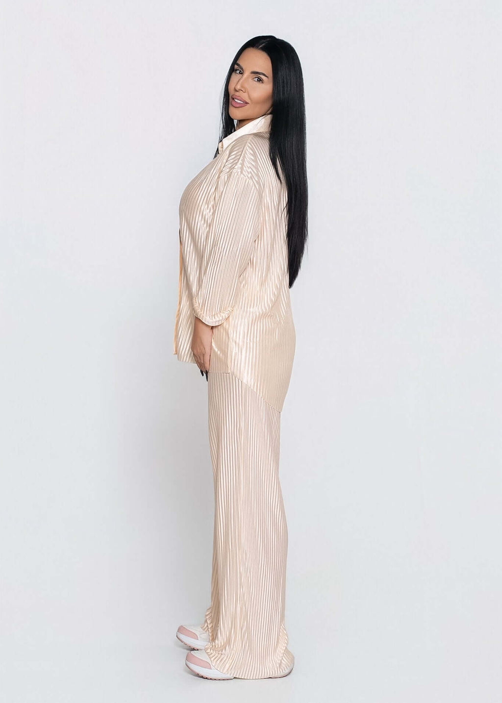 Compleu satinat plisat 2 piese ALLURE, bej, vedere laterală, material lucios elegant pentru ținute confortabile de zi sau seară