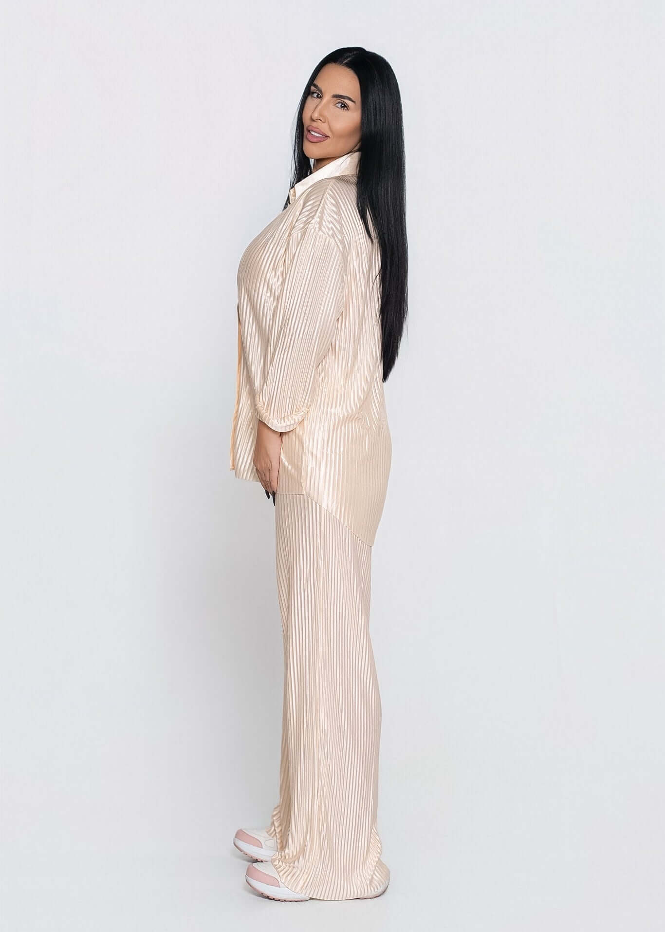 Compleu satinat plisat 2 piese ALLURE, bej, vedere laterală, material lucios elegant pentru ținute confortabile de zi sau seară