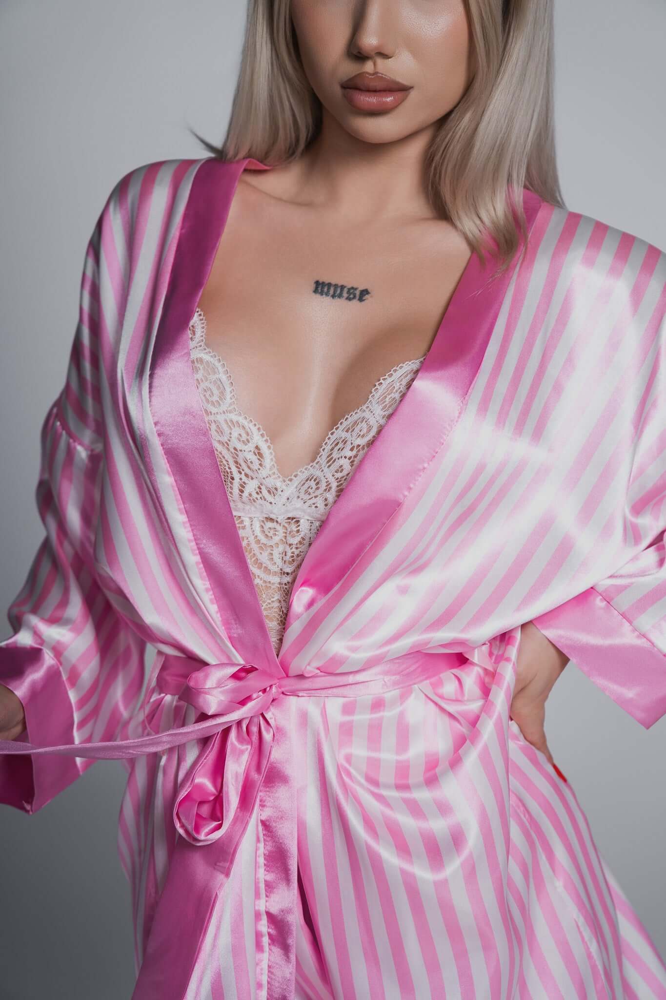Set pijama 3 piese SIA Homewear din satin cu dantelă roz, incluzând top dantelat, pantaloni scurți și halat cu cordon elegant.