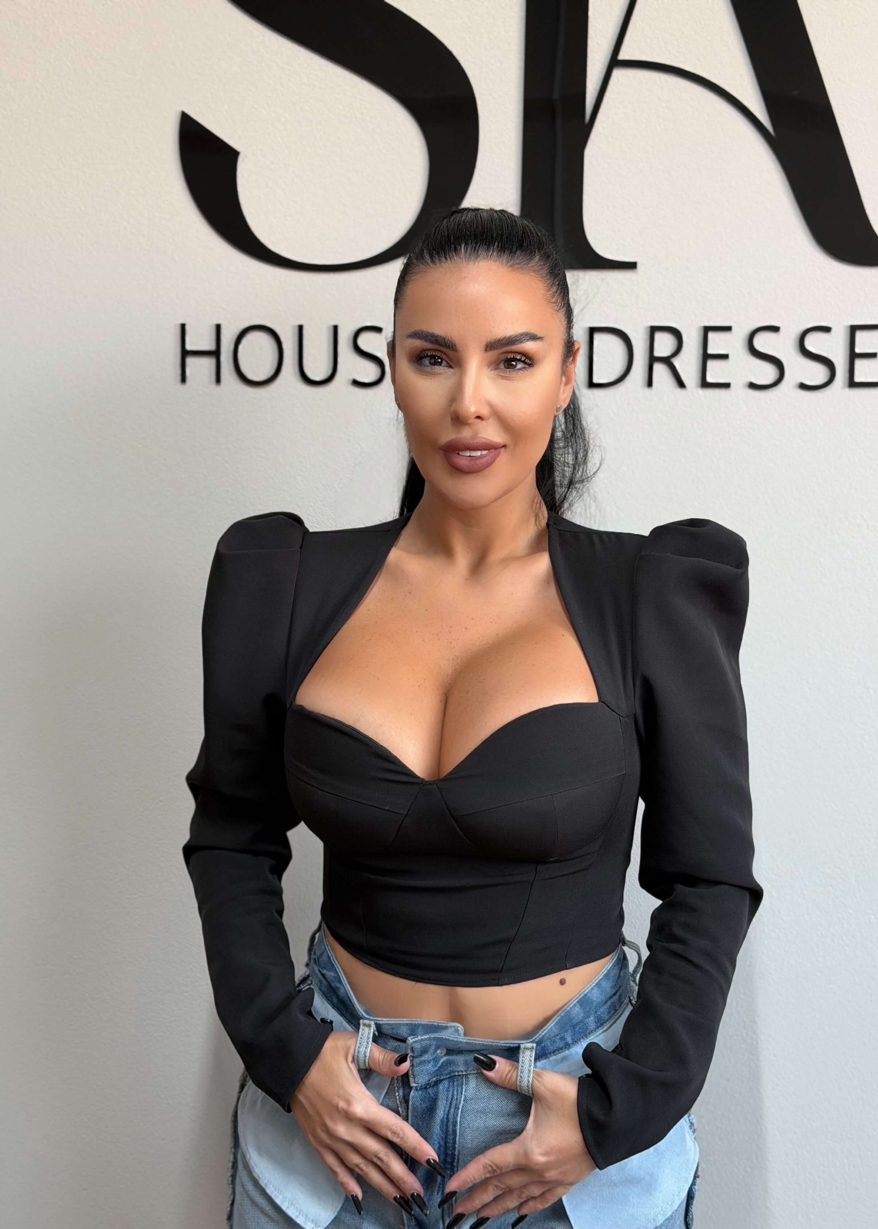 Top din stofă elastică AURA, croială tip corset cu push-up natural, model îmbrăcat, SIA House of Dresses