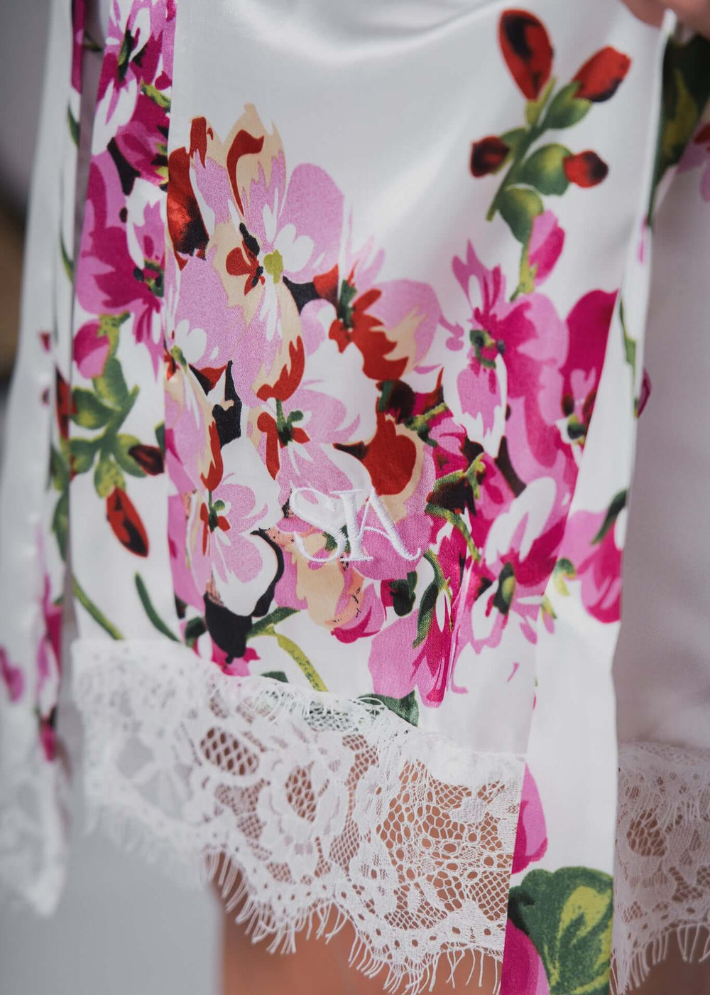 Detaliu halat din satin cu dantelă și imprimeu floral vibrant de la SIA Homewear.