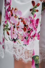 Detaliu halat din satin cu dantelă și imprimeu floral vibrant de la SIA Homewear.