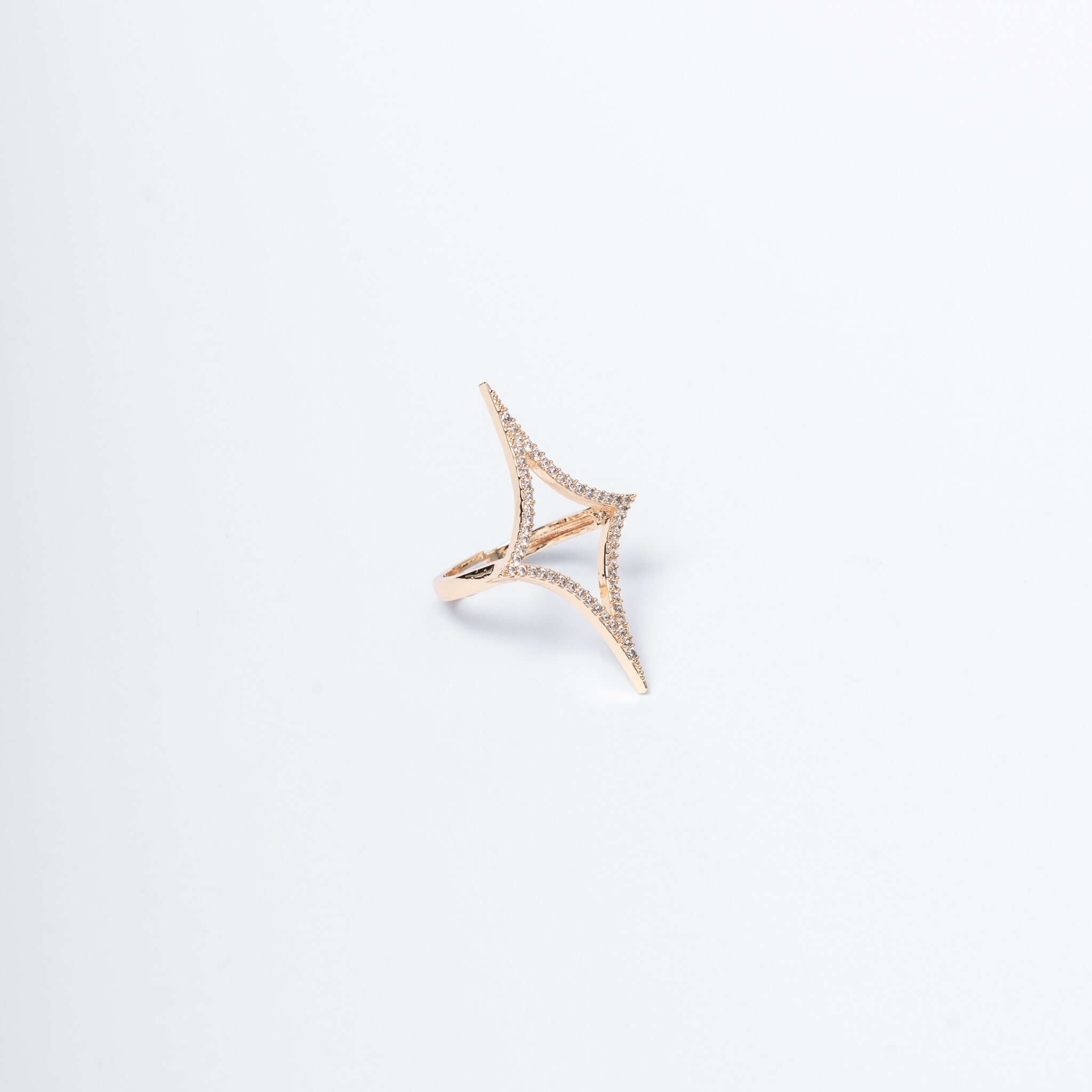 Inel modern auriu, design stea cu microcristale strălucitoare, elegant și glam, pentru look-uri memorabile. Disponibil și în argintiu.