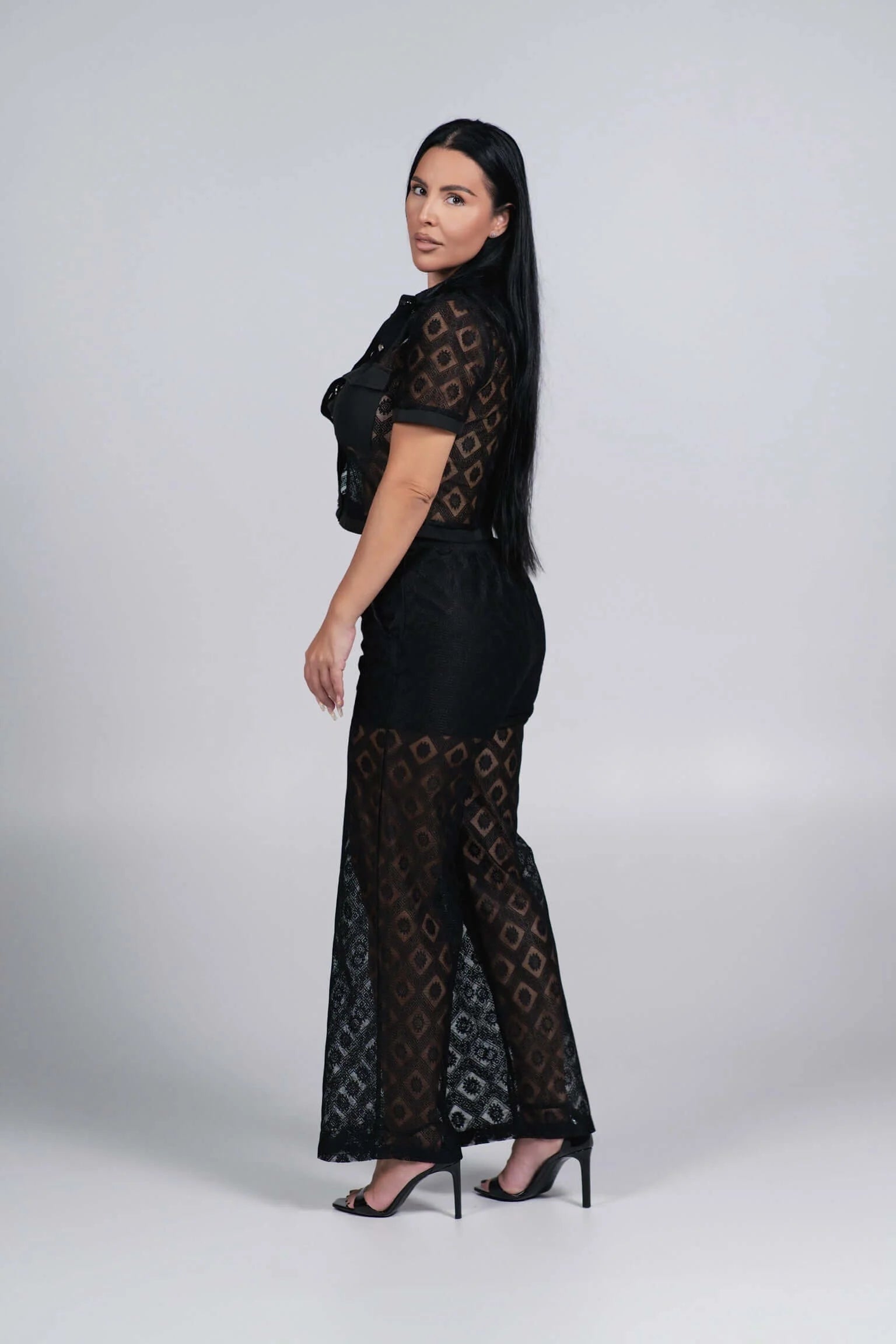 Costum Essence – Set din dantelă cu cămașă cropped și pantaloni wide