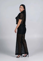 Alt Tag: Costum ESSENCE din dantelă geometrică neagră, cămașă cropped și pantaloni wide leg, ținută elegantă modernă