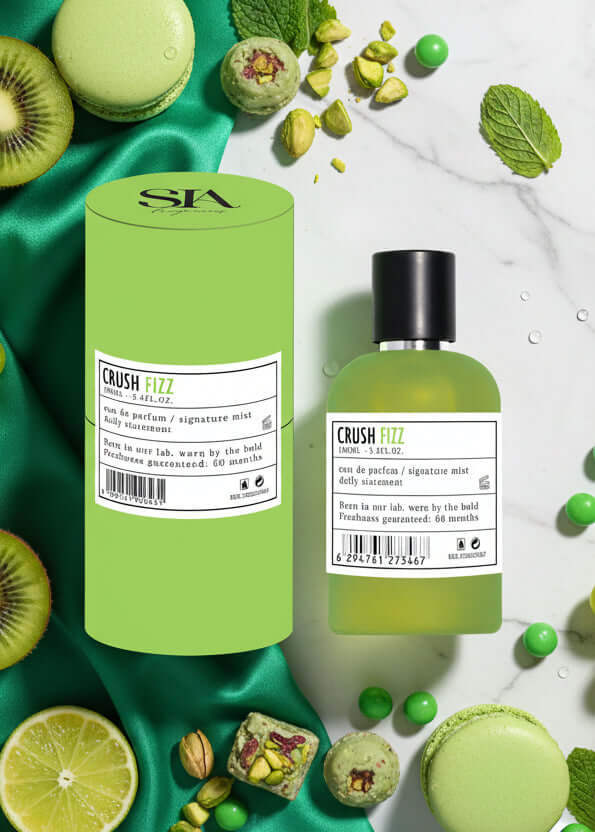 Apa de Parfum CRUSH FIZZ 100ml, parfum efervescent cu note fructate și verzi, flacon și ambalaj verde pe fundal cu fructe și macarons