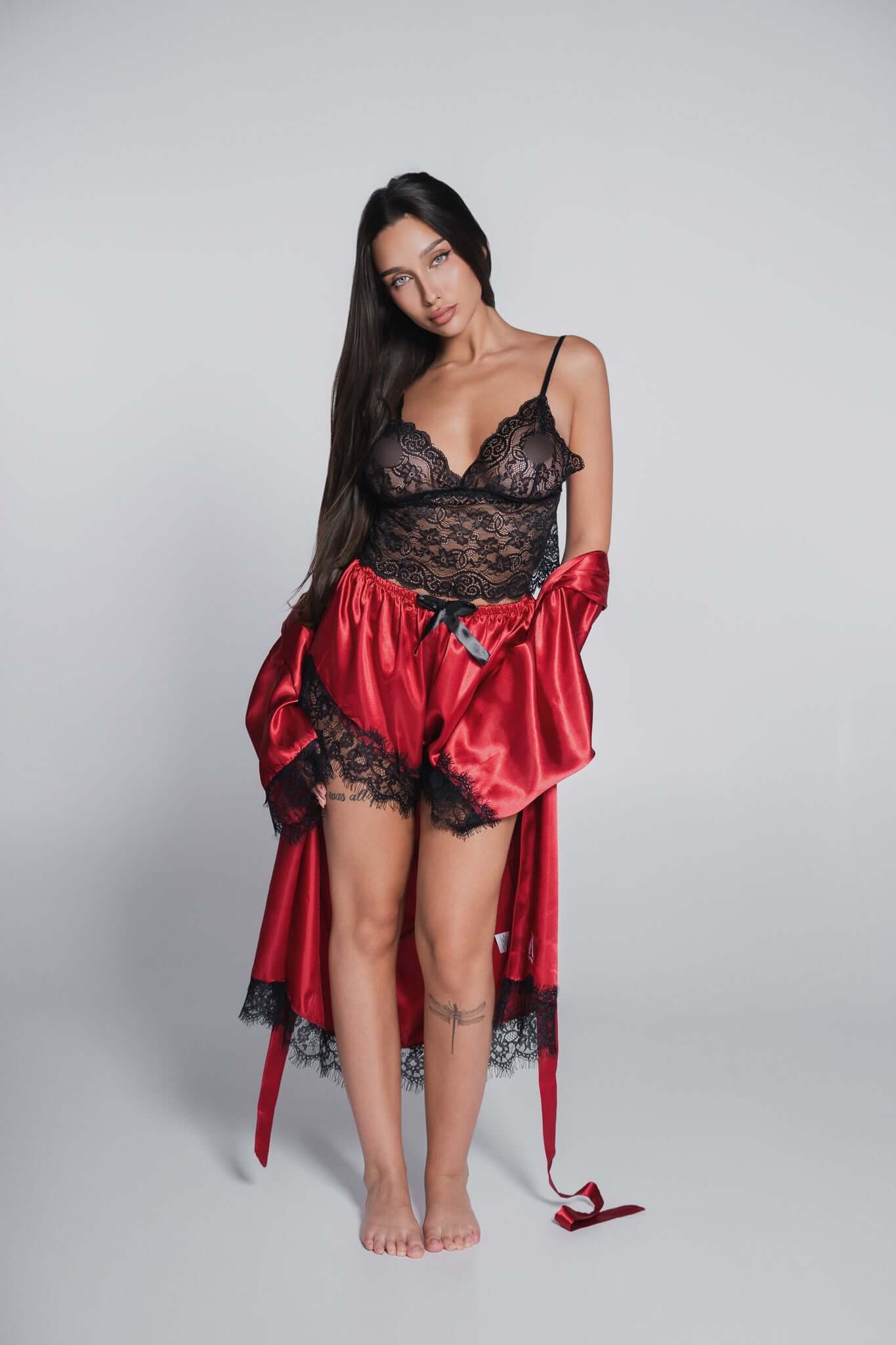 Set pijama 3 piese dantelă și satin, model poartă top, pantaloni scurți și halat roșu, eleganță și feminitate de la SIA Homewear.