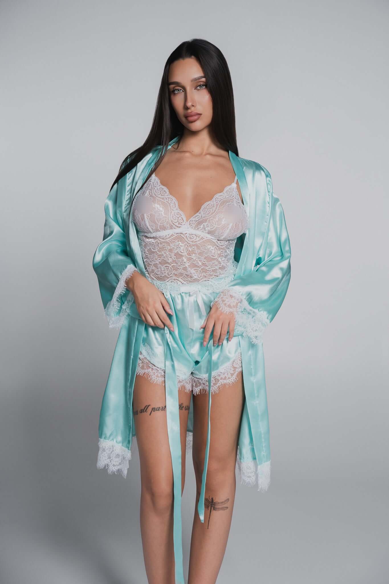 Set pijama 3 piese din satin și dantelă, halat albastru, top lejer și pantaloni scurți eleganți.