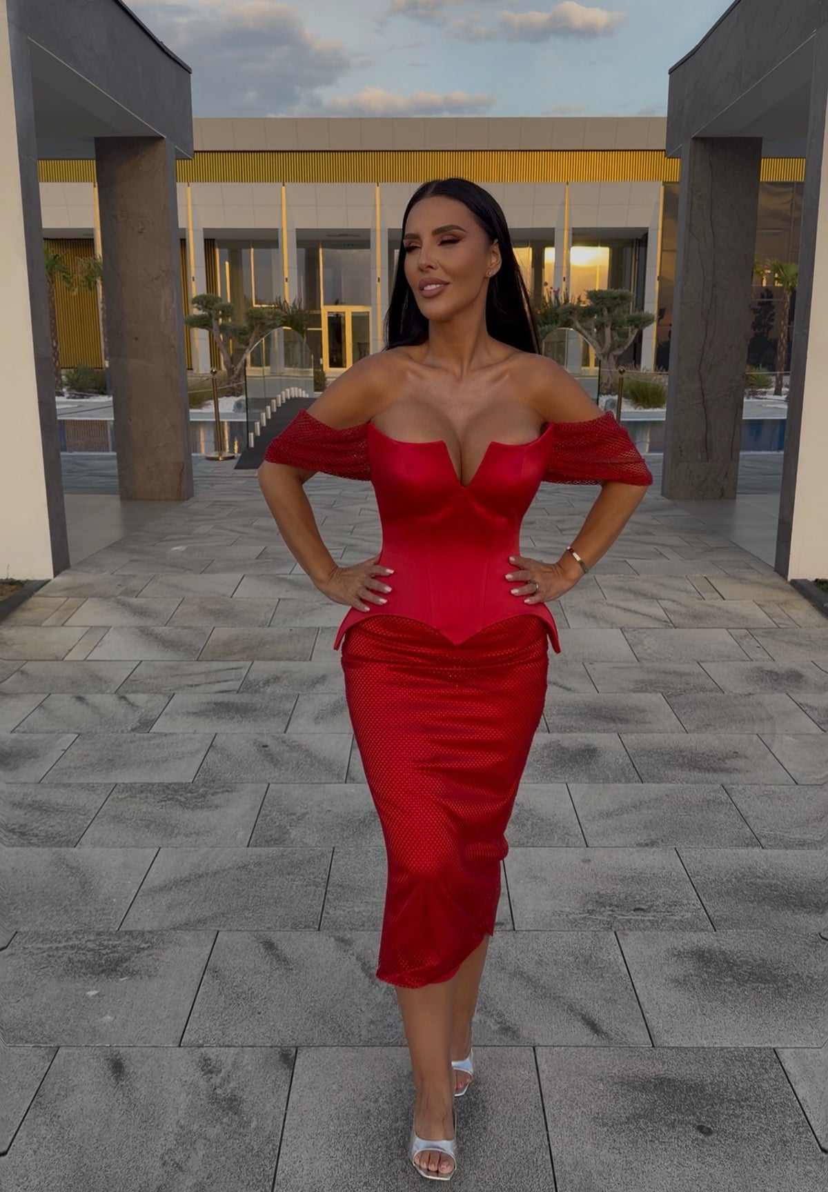 Domina – Rochie midi cu corset din tafta și plasă cu cristale Imagine principală a produsului