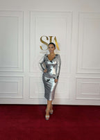Rochie SIA Eclipse Desire, rochie midi elegantă argintie cu paiete reversibile, purtată pe covor roșu la eveniment SIA House of Fashion