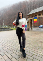 Colanti modelatori lycra premium FANCY negri, purtați outdoor, ținută casual de iarnă în fața unei porți tradiționale românești