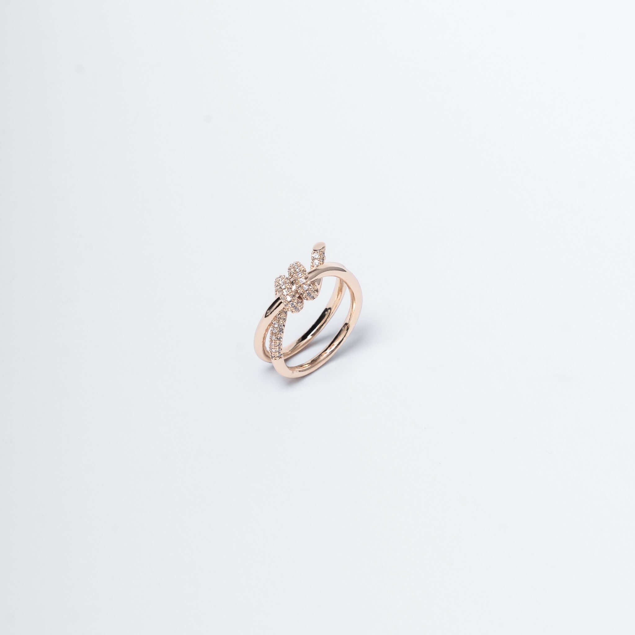 Set bratara si inel cu nod si cristale, eleganta rose gold, simbol al legaturilor speciale, potrivit pentru stilul sofisticat.