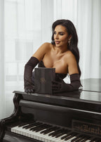 Extract de Parfum Sia Fragrances Imperial Opulent, femeie elegantă în rochie neagră lângă pian de lux