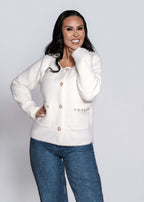 Cardigan „PEARL GLOW” alb, textură moale tip boucle cu perle și cristale, purtat cu blugi eleganți