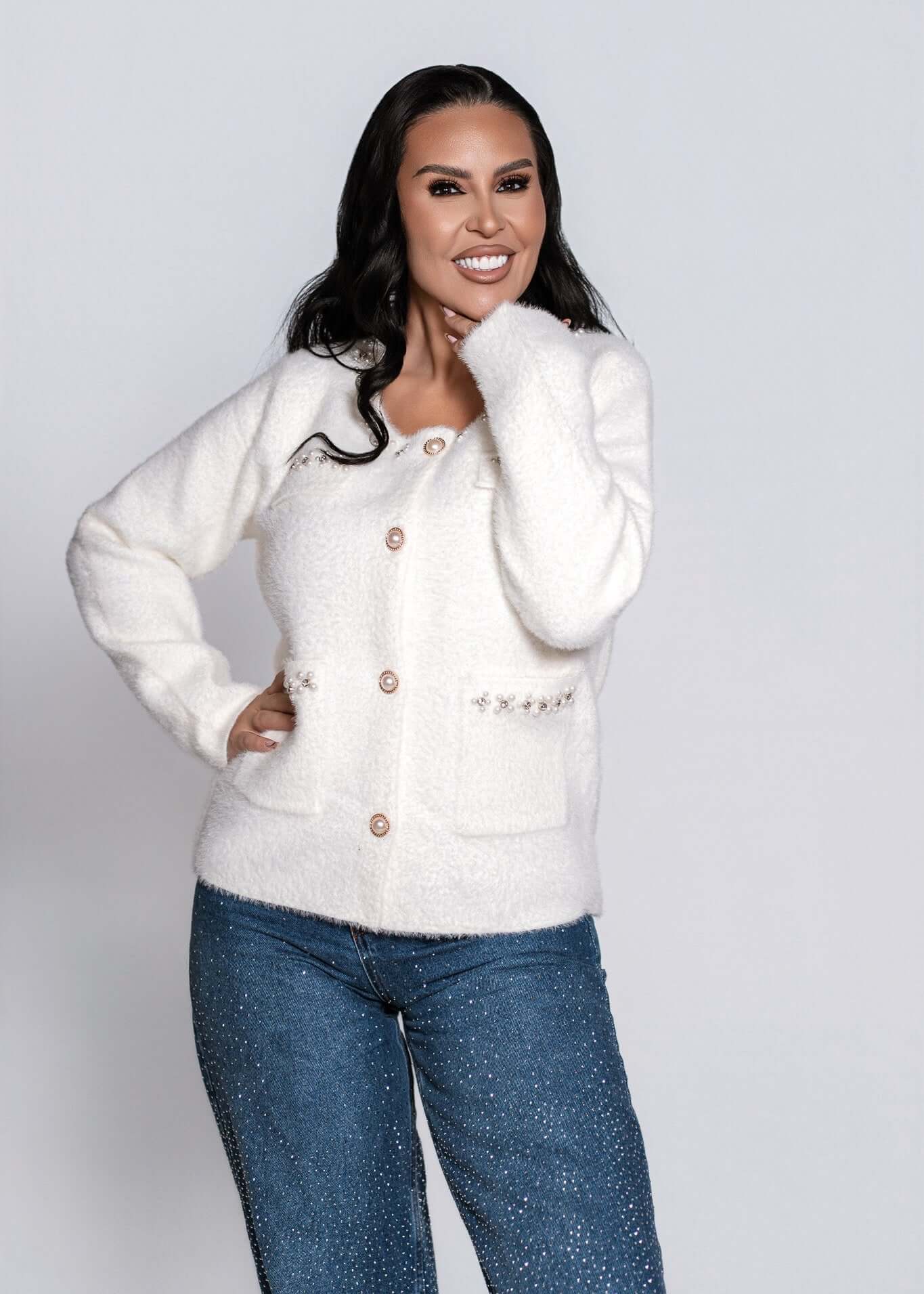 Cardigan „PEARL GLOW” alb, textură moale tip boucle cu perle și cristale, purtat cu blugi eleganți
