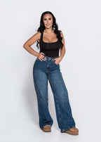 Blugi talie înaltă „CRYSTAL DENIM” din denim cu cristale, croială lejeră ușor evazată, purtați cu top negru mulat