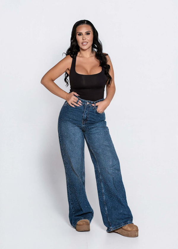 Blugi talie înaltă „CRYSTAL DENIM” din denim cu cristale, croială lejeră ușor evazată, purtați cu top negru mulat