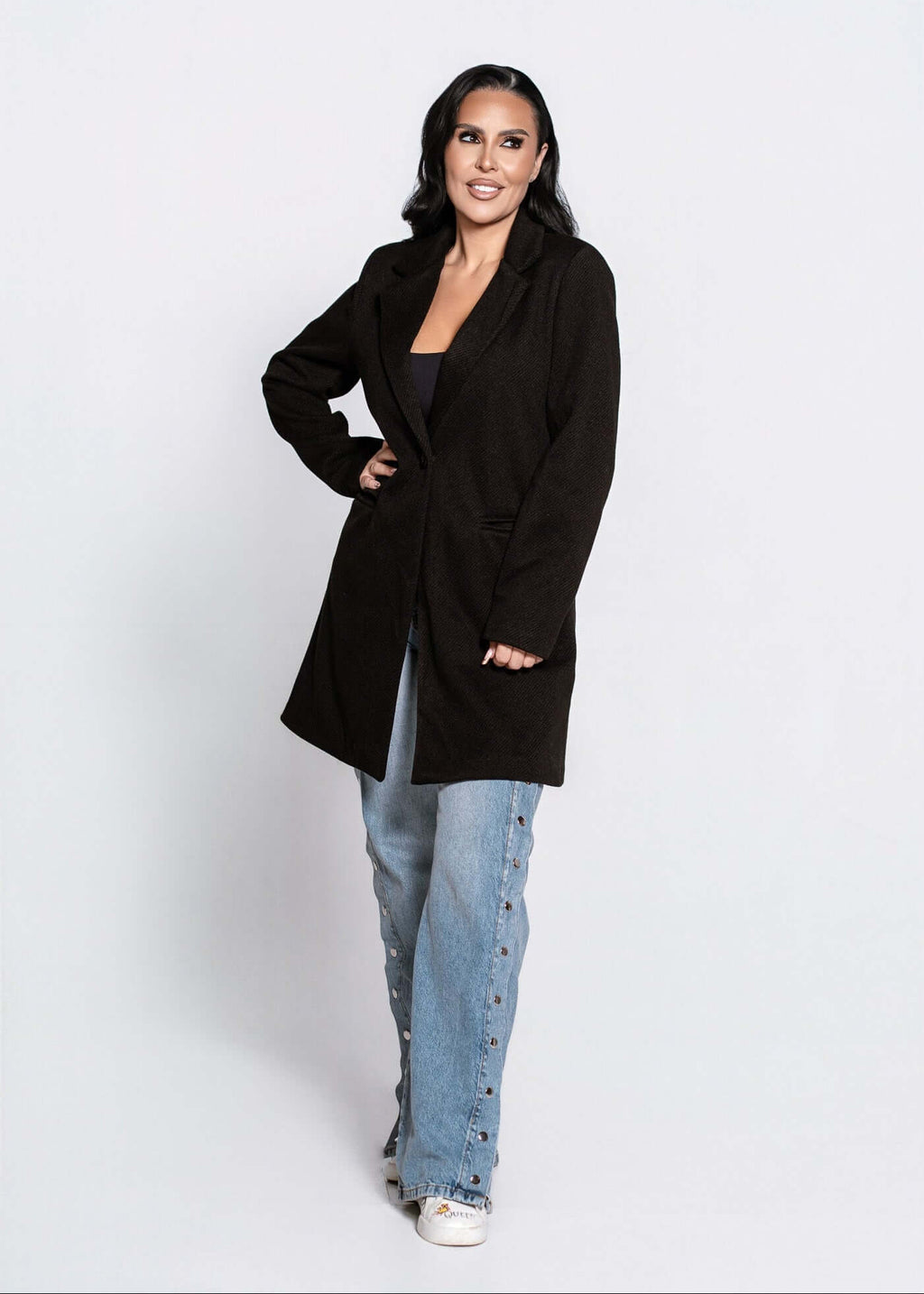 Palton SIA TIMELESS COAT din stofă densă cu textură moale, model damă îmbrăcat casual cu blugi și pantofi sport albi