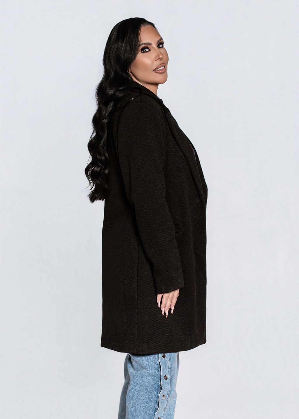 Palton SIA Timeless Coat din stofă densă, textură moale, croială dreaptă, negru, purtat cu blugi albaștri, vedere laterală