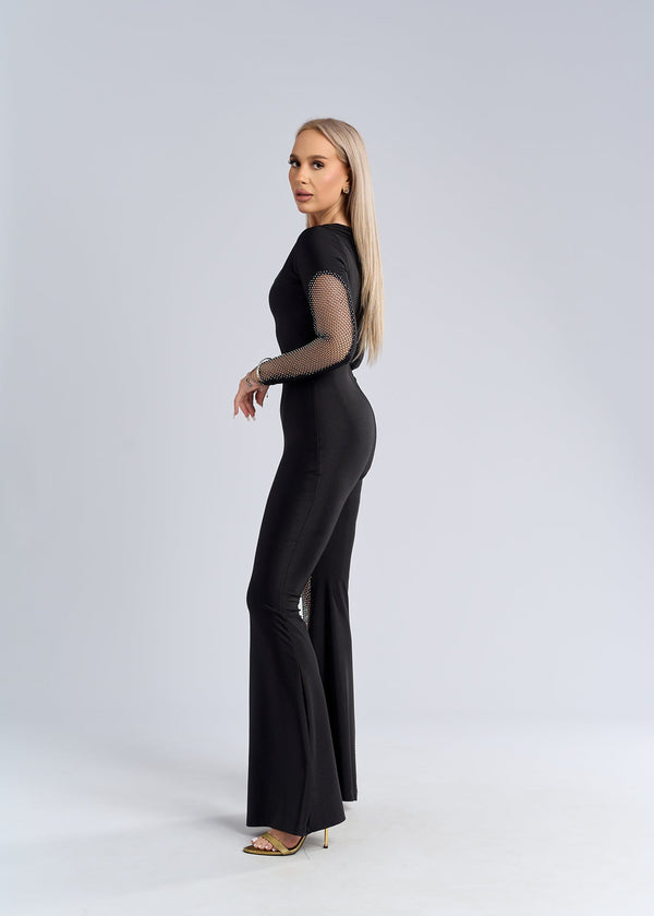 Salopetă neagră din lycra cu inserții din plasă strălucitoare, croială mulată și pantaloni evazați, vedere laterală pe model